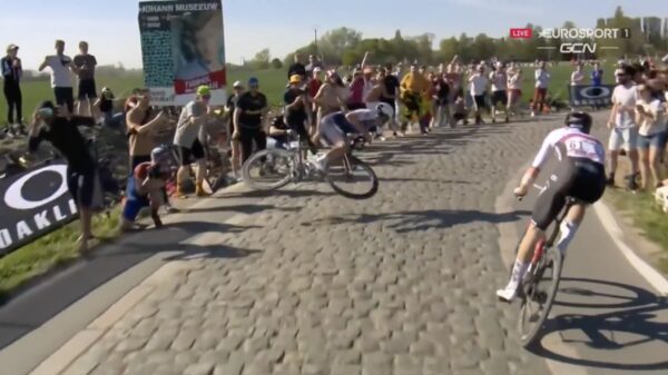 Domme toeschouwer veroorzaakt enorme klapper tijdens Parijs-Roubaix en vloert Yves Lampaert