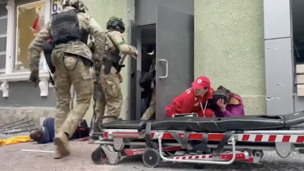 Heldendaad: reddingswerker blijft bij gewonde vrouw tijdens nieuwe aanval van Russen