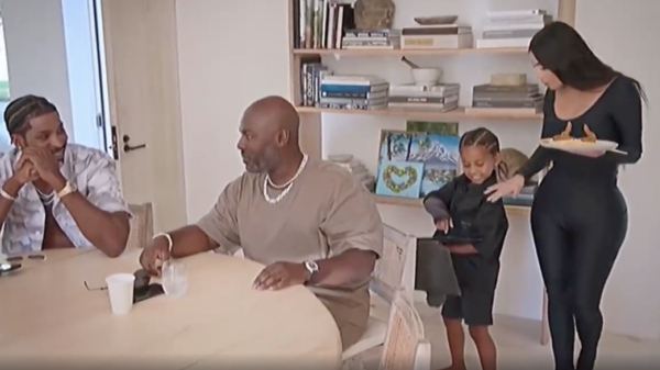 Awkwarddd: zoontje van Kim Kardashian stuit op een wel héél ongepaste advertentie van haar in Roblox