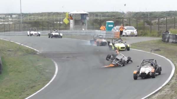 Harde crash van coureur Filip Declercq tijdens Formula Renault-wedstrijd op Circuit Zandvoort