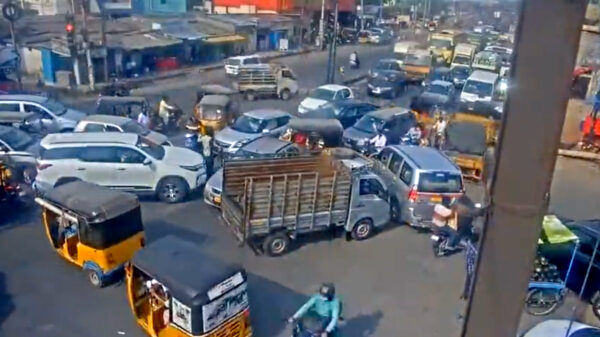 Superhandig: op dit kruispunt in India heeft IEDEREEN voorrang!