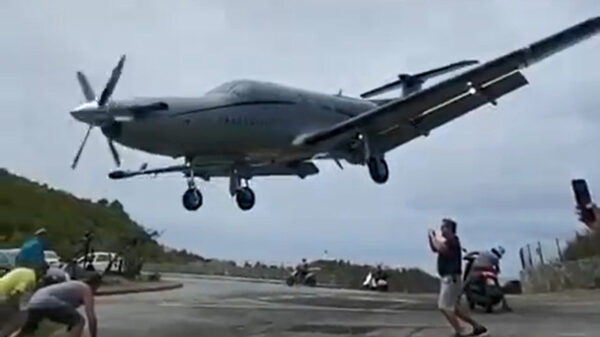 Toeschouwers bijna onthoofd als dit vliegtuig probeert te landen