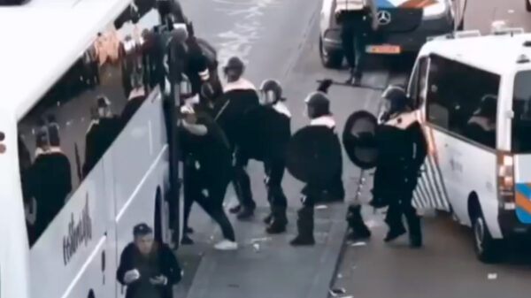 Meer sfeerbeelden van Amsterdamse hooligans die klappen krijgen van de politie