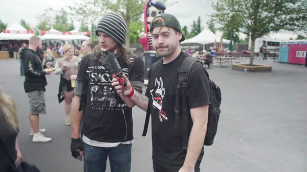 Festivalgangers voor het blok gezet: "Noem eens 3 nummers van de artiest op je shirt"