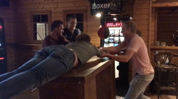 Dronken vakantiehumor: even met z'n alleen een nieuwe highscore neerzetten