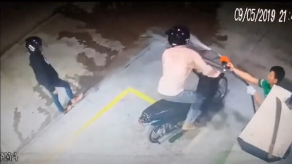 Gulle Braziliaanse pompbediende geeft gratis brandstof weg