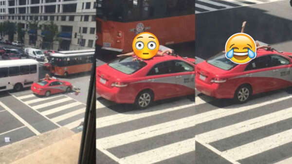 Yoga beoefenen is naakt op een taxi in de drukke ochtendspits het allerprettigst!