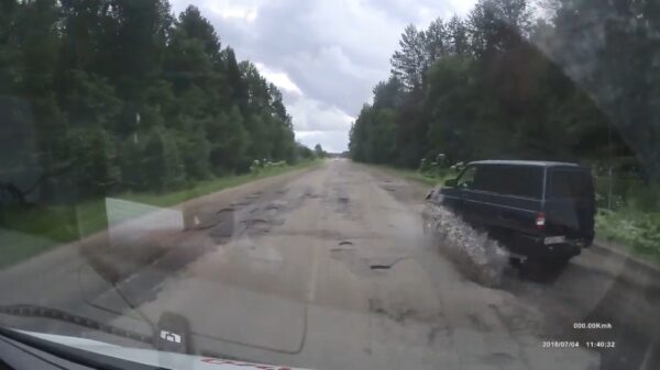 Gruwelijk slecht wegdek is uiterst geschikt voor een terreinwagen