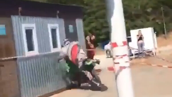 Motorcrosser heeft nogal haast met stallen