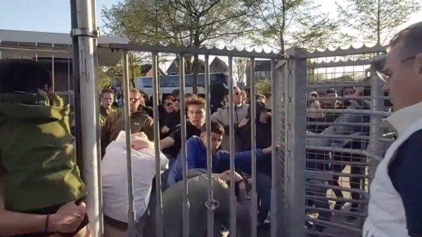 Ook droeftoeters van Spakenburg en Kozakkenboys na wedstrijd met elkaar op de vuist