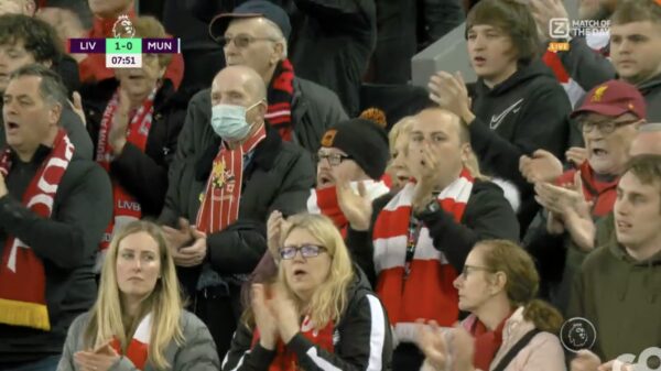 Mooie beelden: staande ovatie voor Cristiano Ronaldo van fans Manchester United en Liverpool