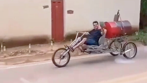 Probleem hoge benzineprijzen opgelost: deze auto rijdt op hout