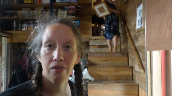 Koekoek: Nadia (WDZHV) wil niet werken en gaat de minuscule slaapkamer in haar tiny house verhuren