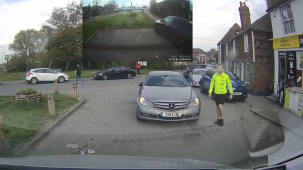 Toeterende taxichauffeur wordt geblokkeerd door aso met een Mercedes