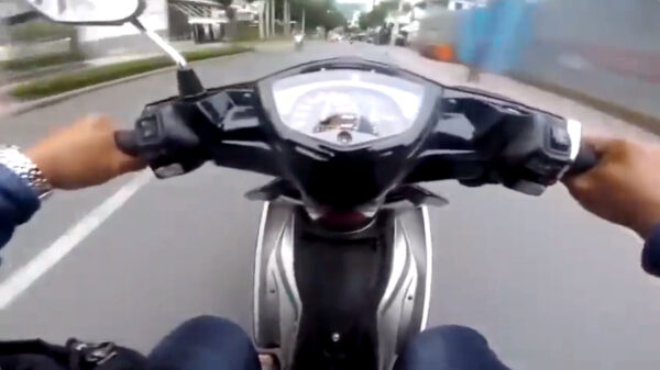 Thaise politieagenten knallen als een malle achter twee criminelen aan