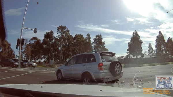 Motorrijder maakt radslag door de lucht als hij door rood rijdt en tegen auto klapt