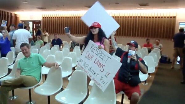 Trump-supporters keihard uitgelachen tijdens protest bij een "Sanctuary City Resolution"