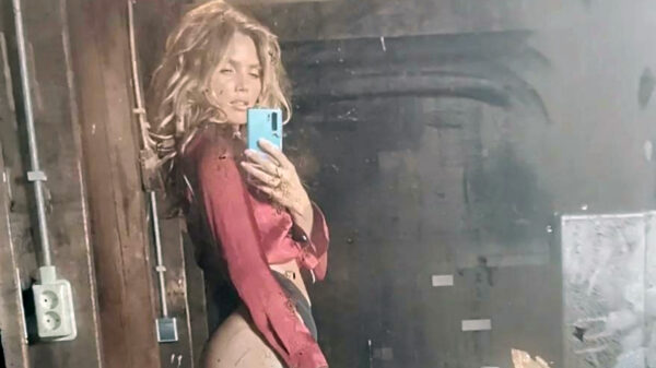 Huh? Ook Kim Feenstra is vandaag een essentieel kledingstuk vergeten