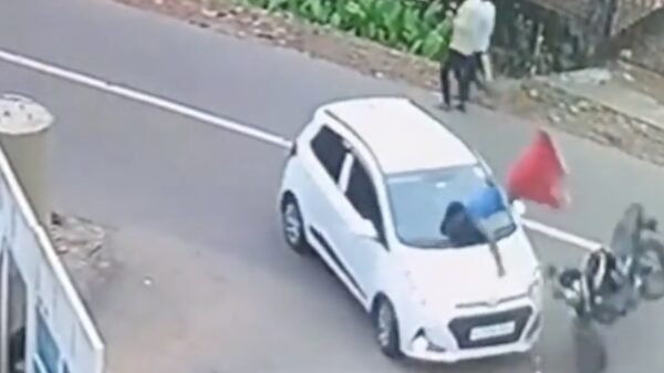 Indiër op motor wordt onbedoeld een vliegende stuntman