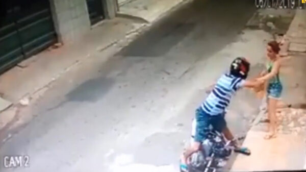 Klein pittig vrouwtje zet alles in de strijd om overvaller tegen te werken