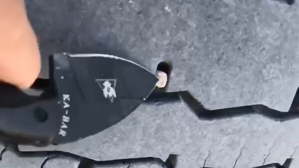 Scherpe steentjes kunnen je autoband echt ruïneren