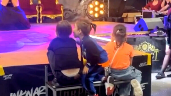 Kinderen tijdens de Rotterdam Tattoo Convention op stripshow getrakteerd