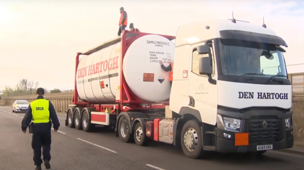 Fail: klimaatactivisten lijmen zichzelf tijdens brandstofprotest vast aan een tankwagen vol.... plantaardige olie