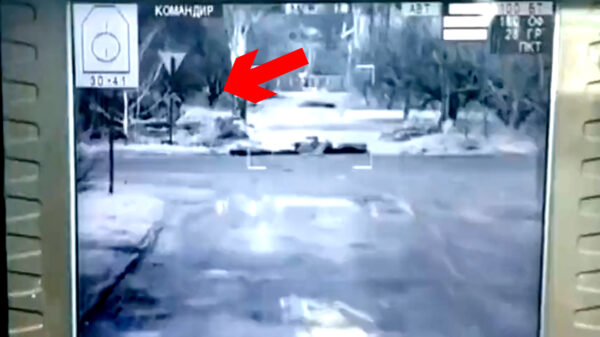 Oekraïense soldaten verrassen Russen met hun BTR-4 pantserwagen in Marioepol