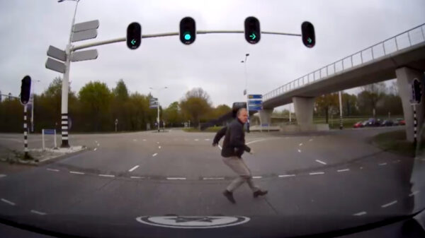 Zwolse voetganger die door rood wandelt krijgt hartverzakking als auto's gaan rijden