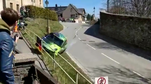Lukas Thiele parkeert elektrische rallywagen op hoge snelheid in een muur