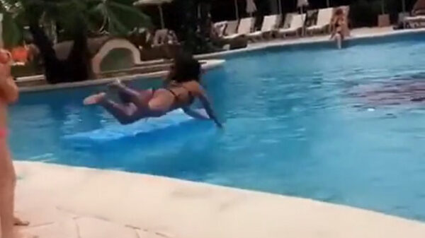 Met veel wind op een luchtbed springen is lastig