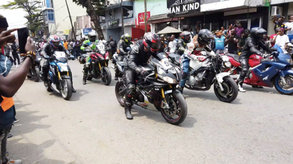 Even een stukje meerijden tijdens de Moto GP van Kameroen