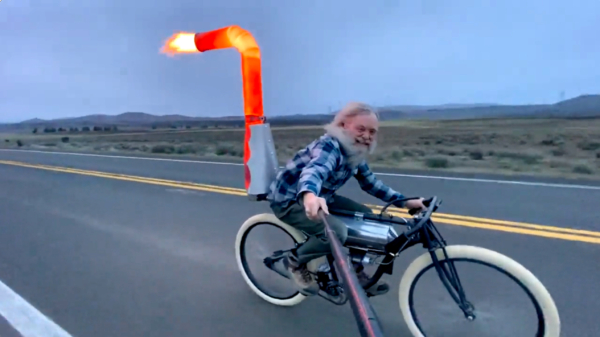 Bob Maddox maakt een ritje op zijn 'steampunk' jet bike!
