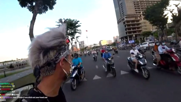Onderdeel van je inburgeringscursus in Vietnam: oversteken tijdens spitsuur