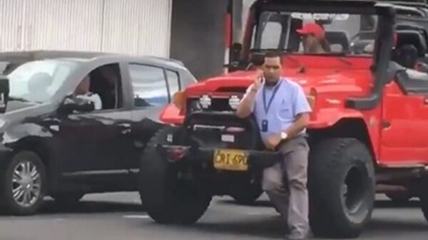 Gast probeert jeep te blokkeren en dat gaat hem niet goed af