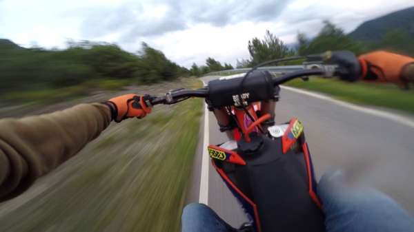 POV van vlammende motorcrosser geeft je een pure adrenalinestoot