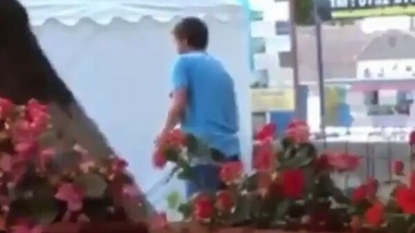 Buurjongen maakt een dikke omhaal