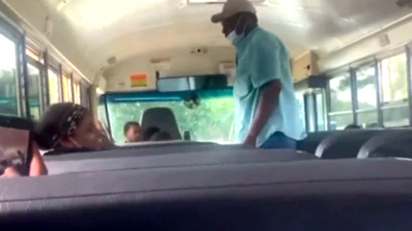 Schoolbuschauffeur gearresteerd nadat hij een basisschoolleerling in elkaar slaat