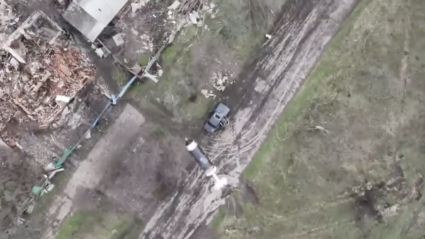 Nee, dit is geen computerspel: Oekraïense drone jaagt op onhandige Russische soldaten