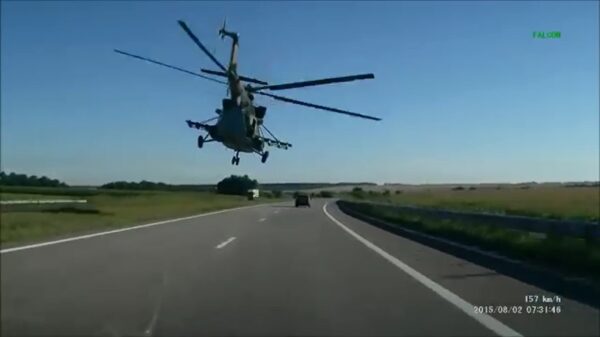 Automobilist wordt verrast door een laagvliegende helikopter