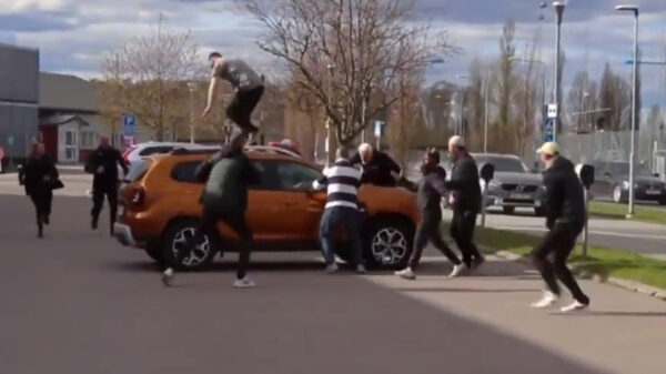 Rellen in Zweden nadat politicus Rasmus Paluda vlak voor een moskee een Koran verbrandt