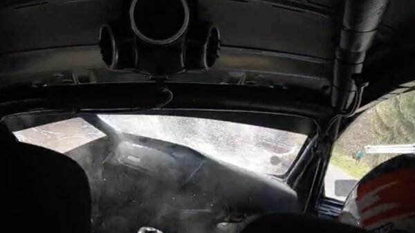 Rallymannen hebben bijzonder veel geluk als ze hun auto tegen een railing parkeren