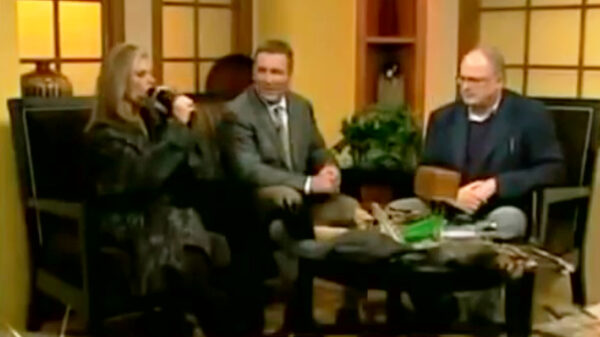 Omdat 'ie zo lekker is: presentatrice gaat net iets te lekker op kalkoenfluitje