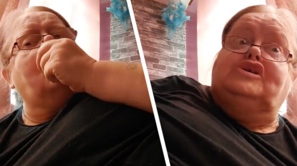 Vrouw legt uit dat roken eigenlijk helemaal niet zo slecht voor je gezondheid is