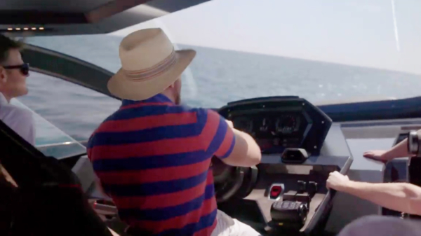 Conor McGregor gaat een lekker stukkie varen met zijn nieuwe Lamborghini speedboot