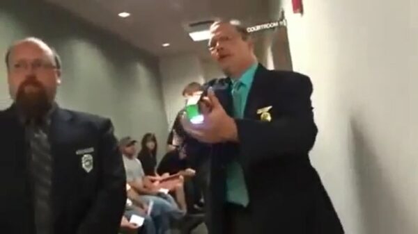 Klootzakje wordt eindelijk getaserd als politie zogenaamde 'cop troll' kotsbeu is