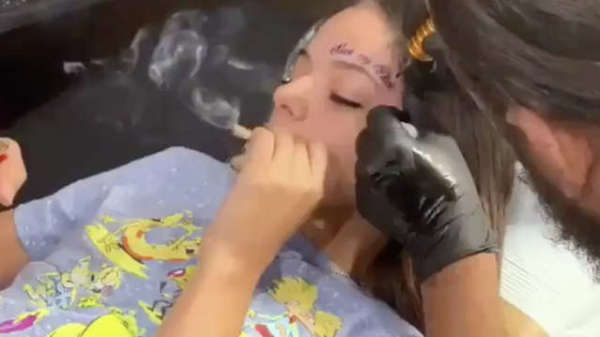 WTF: beugelbekkie laat tattoo met inspirerende tekst op haar gezicht zetten