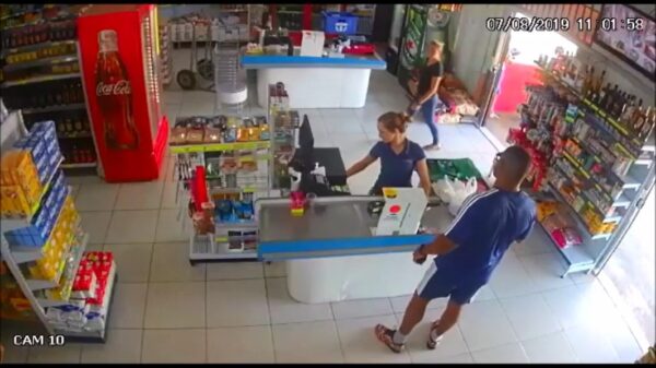 Politieagent buiten diensttijd voorkomt 'overval' door supersnel in te grijpen