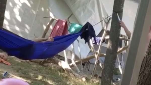Zelfs op de camping kun je niet rustig van je weekend genieten