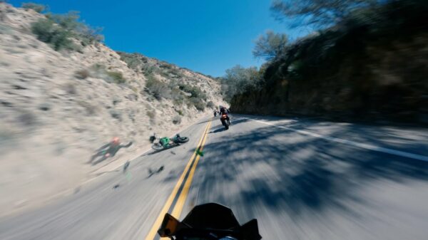 Racende motorrijder houdt bocht niet en klapt knetterhard onderuit